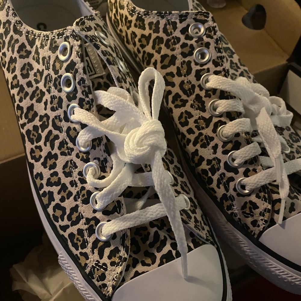New with box… Archive Print! Unisex Cheetah print Converse  Size  W 11 and M 9